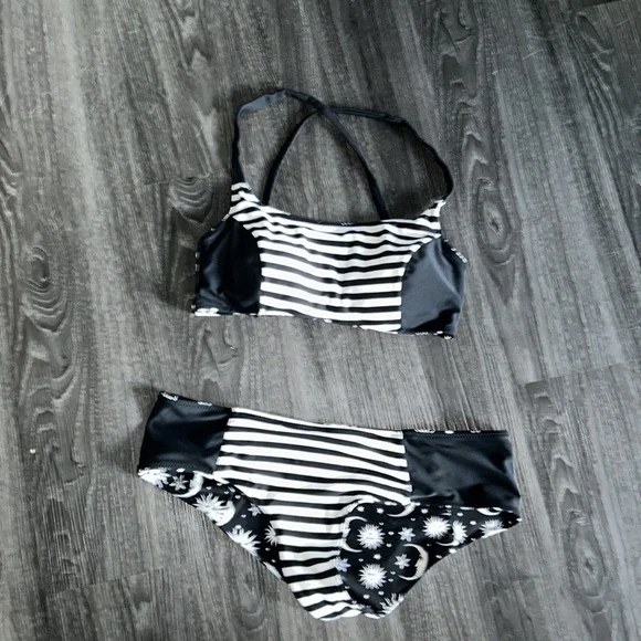 Reversible black and white bikini - Picture 4 of 8
